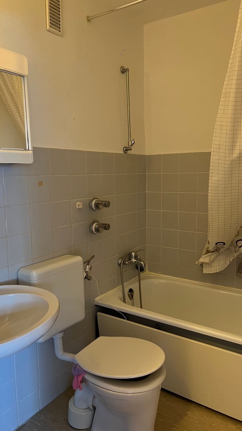 Schnelles Handyfoto eines Badezimmers: gekippte Linien, flaches Licht